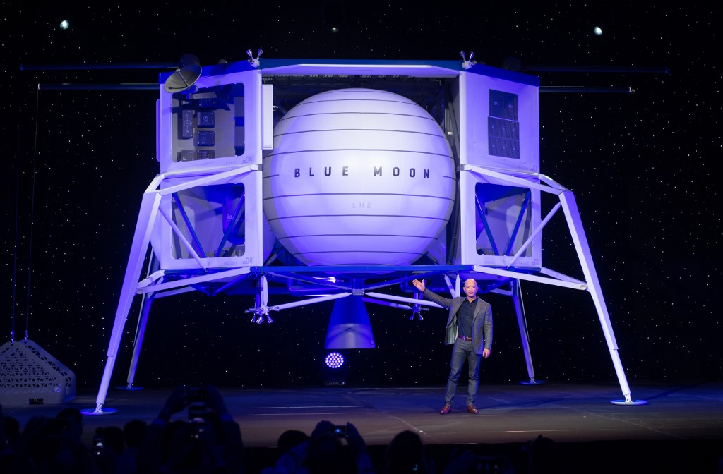 Musk y Bezos firman un contrato con la NASA para producir alunizadores