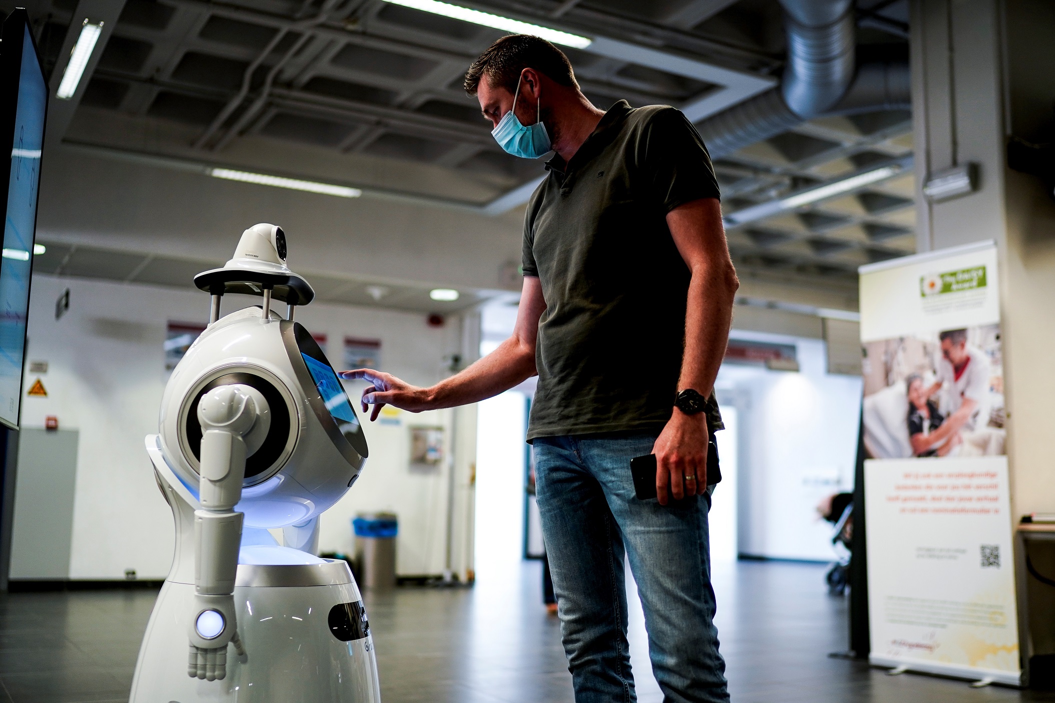 Robot verifica temperatura y uso de mascarilla a pacientes en ciudad belga