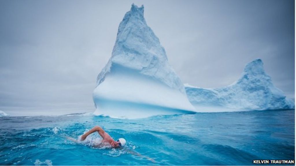 Lewis Pugh nada a través de un glaciar para hacer consciencia sobre el cambio climático 