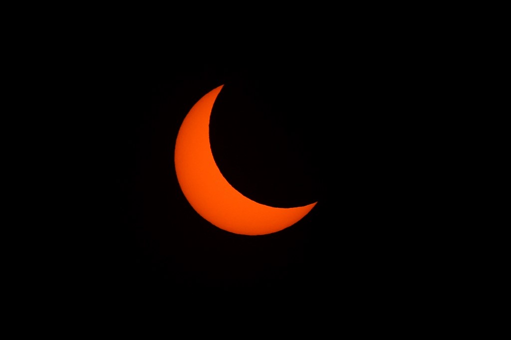 Un eclipse solar excepcional deslumbra a los aficionados de la astronomía en África y Asia