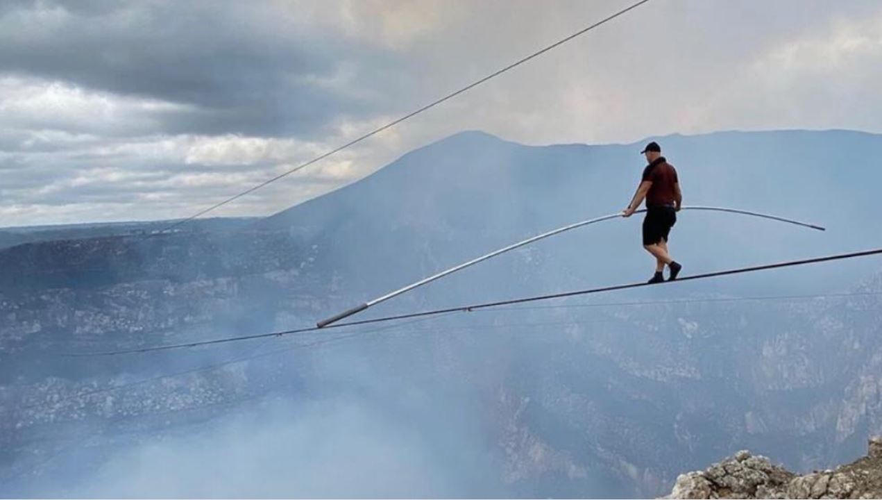 Nik Wallenda hace historia al caminar sobre uno de los volcanes más activos del mundo 