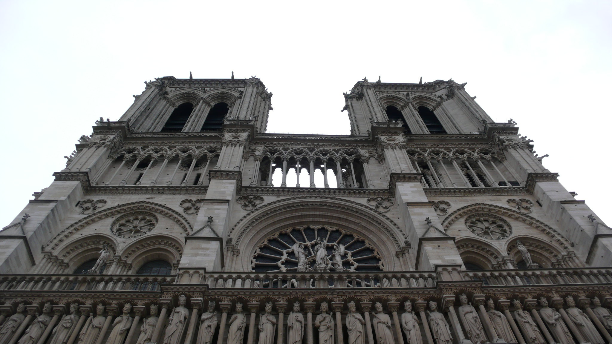 Reconstrucción de Notre Dame sigue pese a pandemia del coronavirus