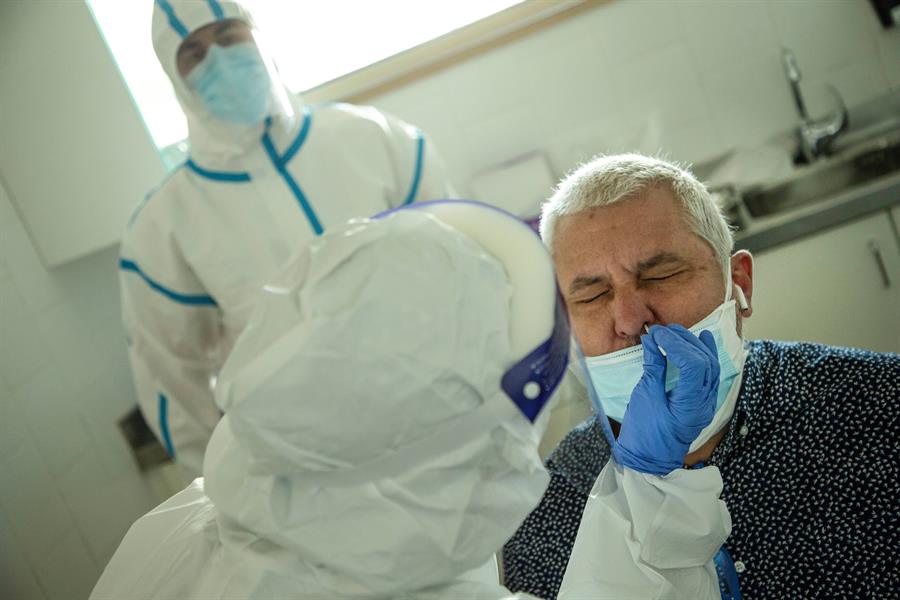 La pérdida del olfato y/o del gusto podría ser un síntoma habitual de la covid-19