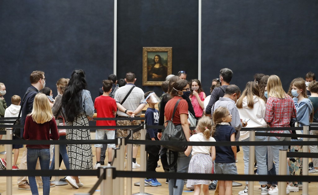 El Louvre de París reabre sus puertas sin su habitual público extranjero