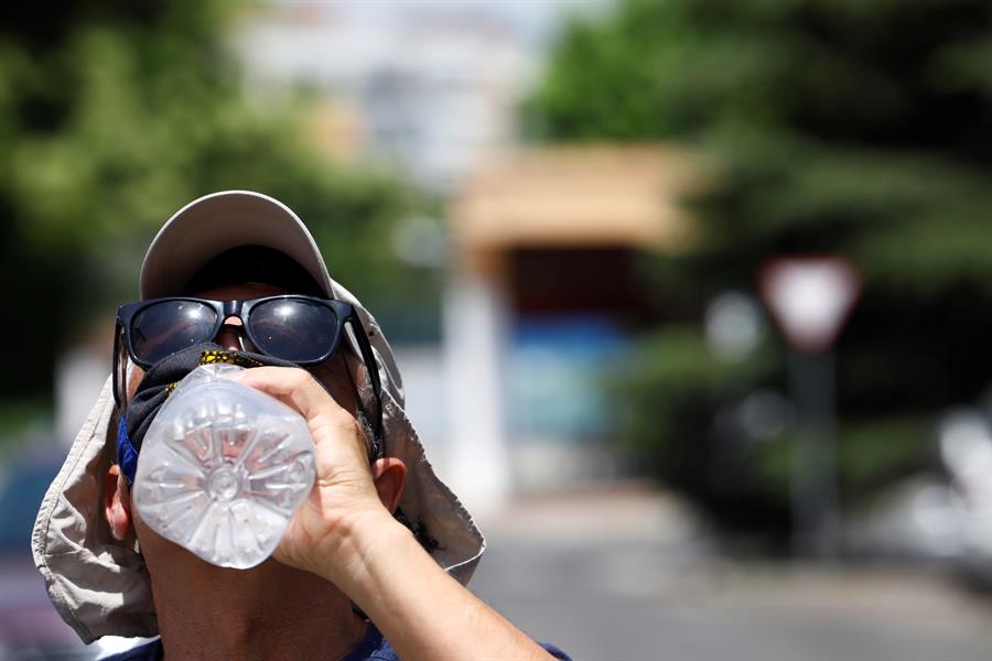 El sol y el calor veraniego no te salvarán de la COVID 19