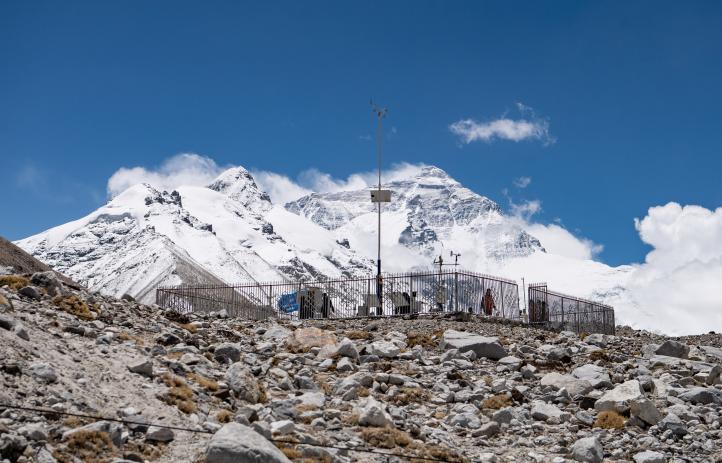 Científicos emprenden escalada a la cima del pico más alto del mundo 