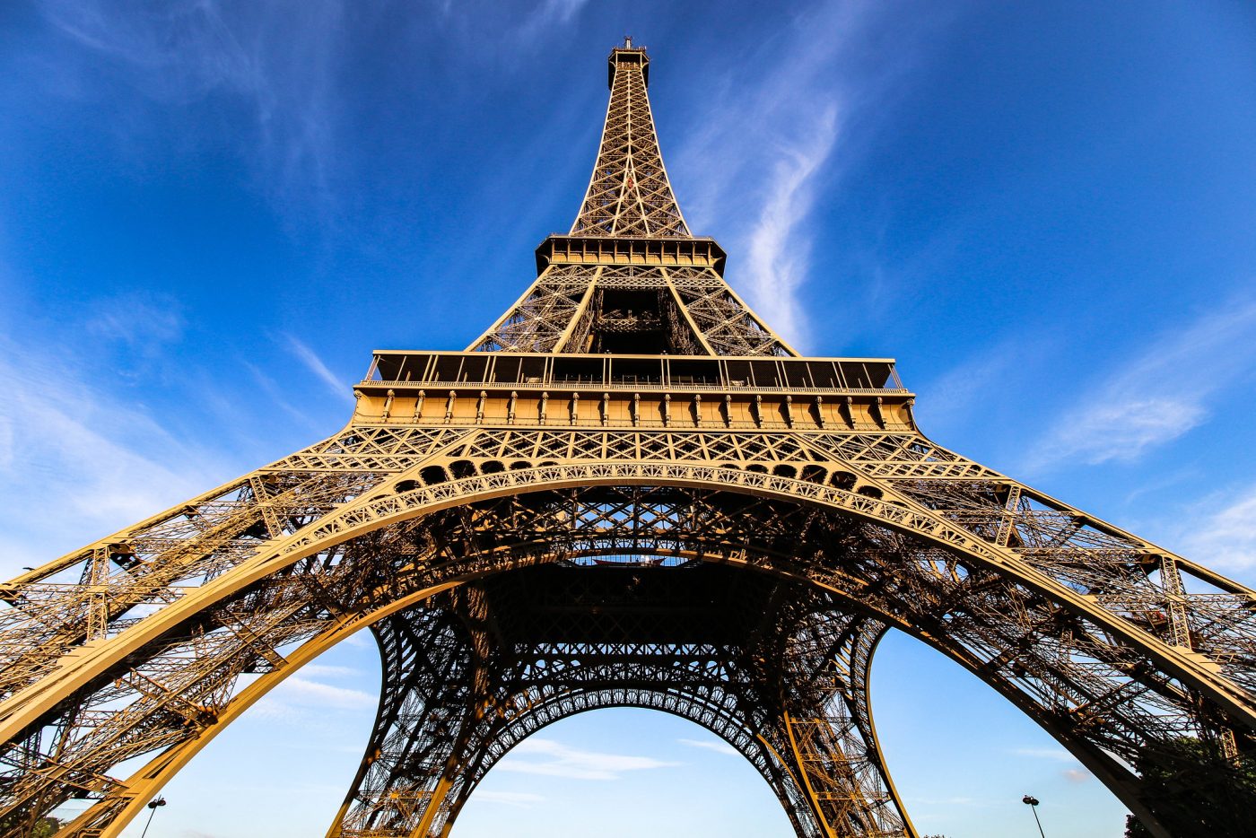 La Torre Eiffel vuelve a recibir turistas, pero con restricciones y La Torre Eiffel vuelve a recibir turistas, pero con restricciones y