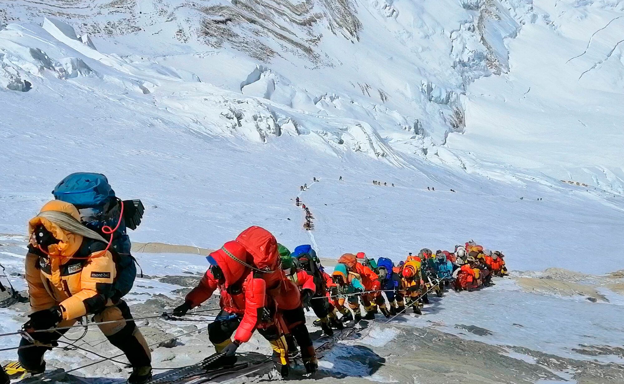 Topógrafos chinos alcanzaron la cima del Monte Qomolagma, el más alto del mundo  