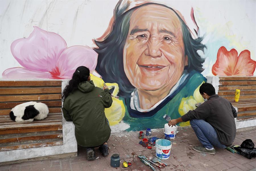 Murales contra el olvido le ponen cara a la muerte durante cuarentena en Perú