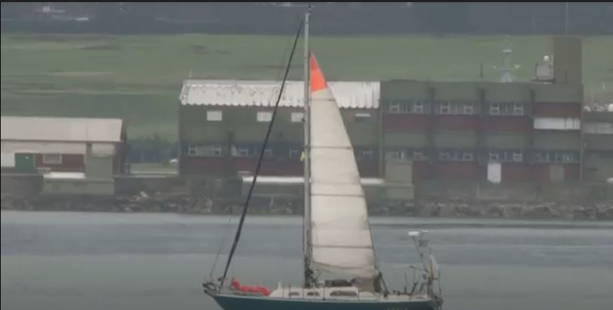 Media vuelta al mundo por el mar en 85 días, el viaje de un argentino para ver a sus papás