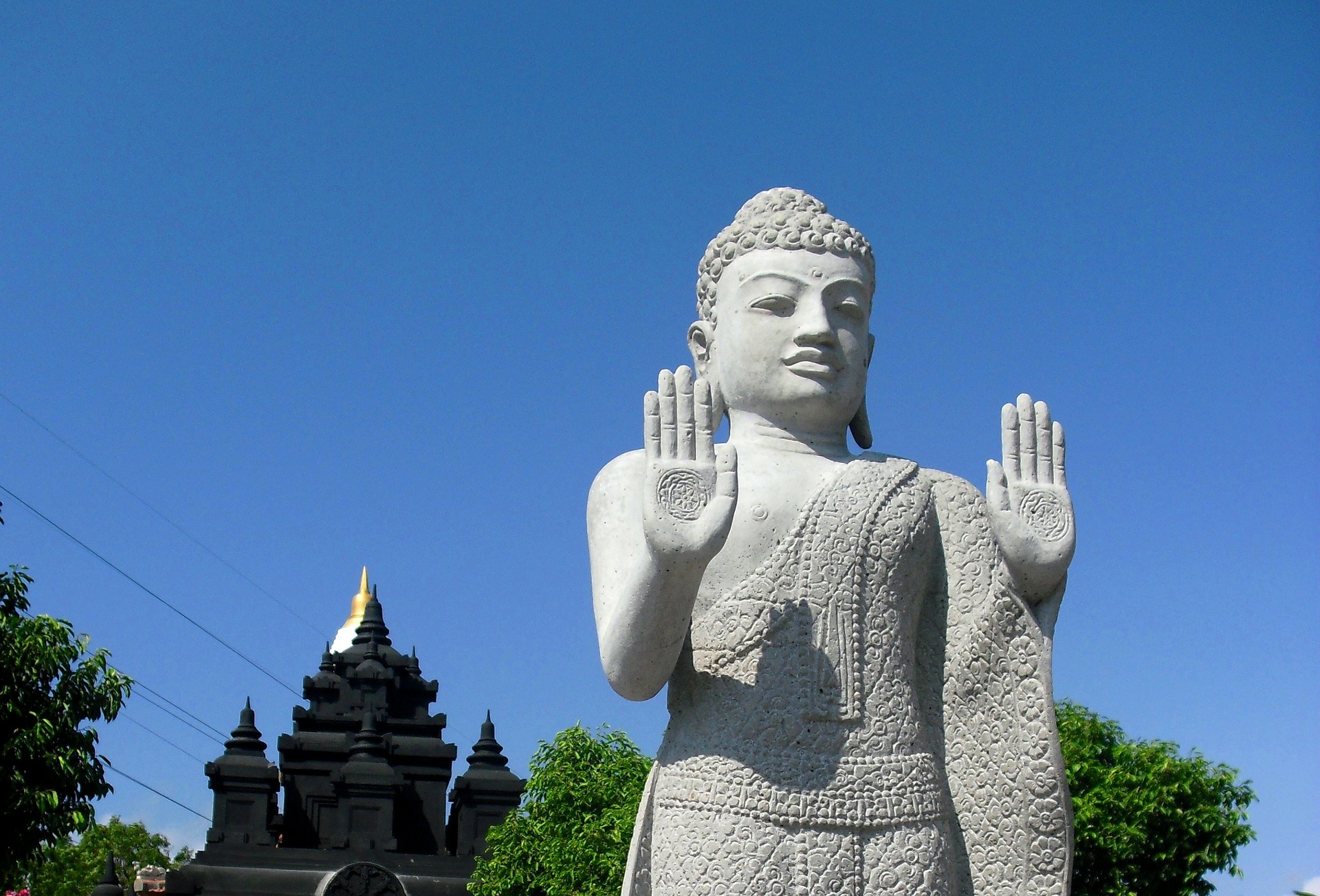 Caen estatuas budistas mientras China toma medidas enérgicas contra la religión