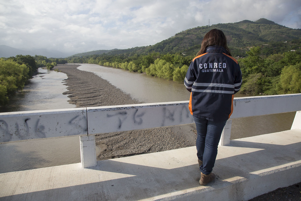 Retiran toneladas de basura en río guatemalteco que contamina playas