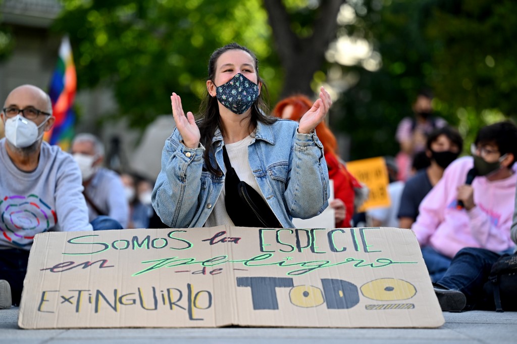 Miles de jóvenes desfilan contra el cambio climático pese a COVID-19