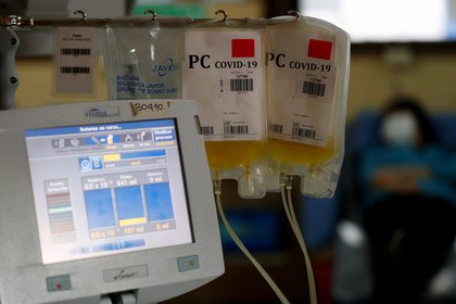 En Argentina, cientos de voluntarios donan su plasma para luchar contra la COVID-19 