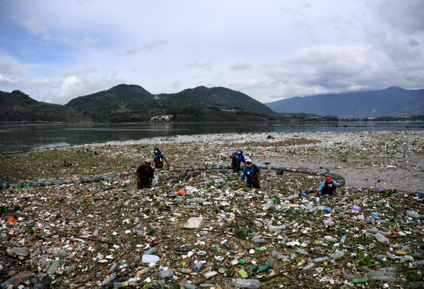 Mascarillas y guantes, entre la basura del lago de Amatitlán en Guatemala  