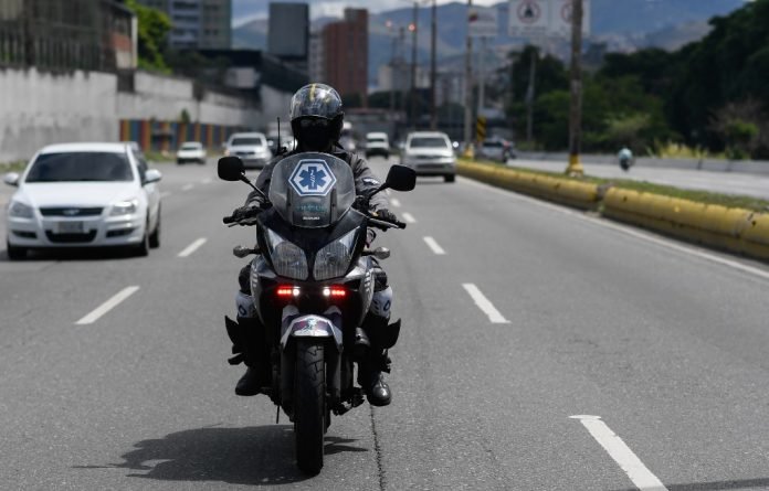 “Ángeles de las vías”, los paramédicos que atienden emergencias en Caracas