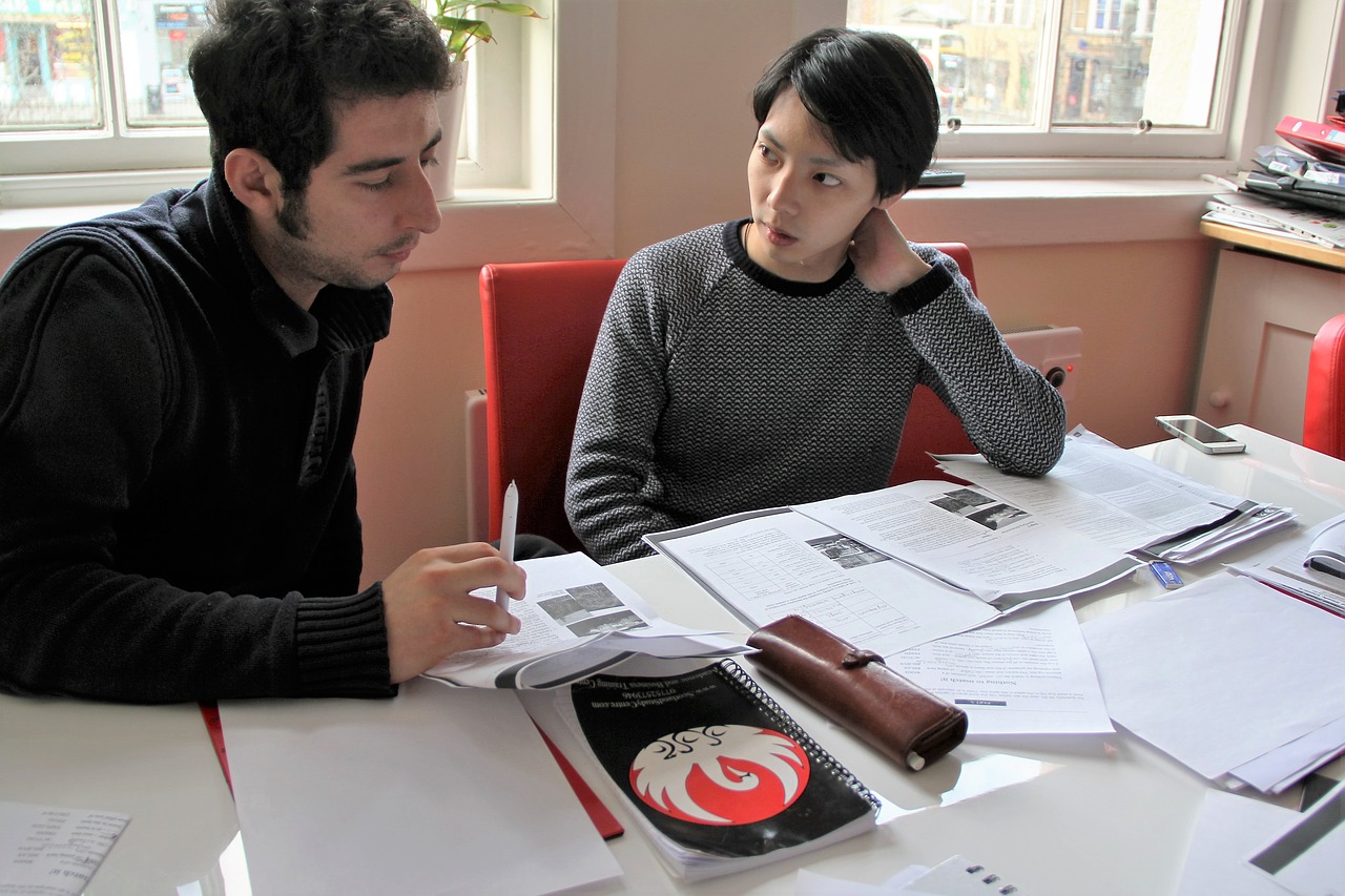 Hablar dos idiomas podría proteger contra demencia, según estudio 