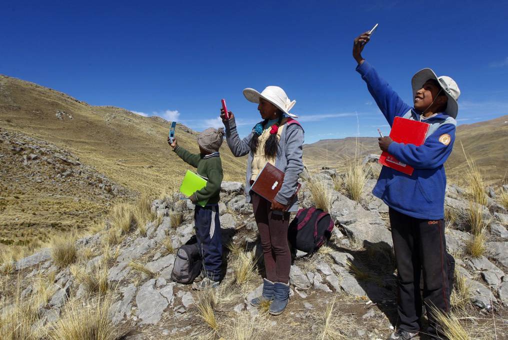 Teleeducación: tres niños peruanos suben un cerro para recibir señal en su móvil 