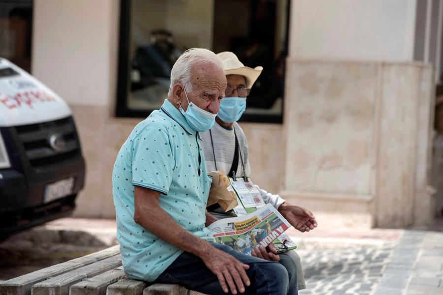 Una respuesta inmune tardía explica el impacto de COVID-19 en ancianos y hombres