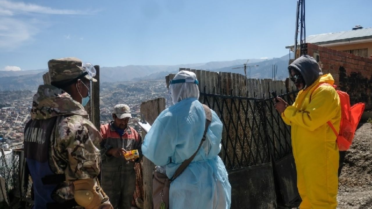 Brigadistas recorren la capital boliviana en busca de casos de COVID-19 