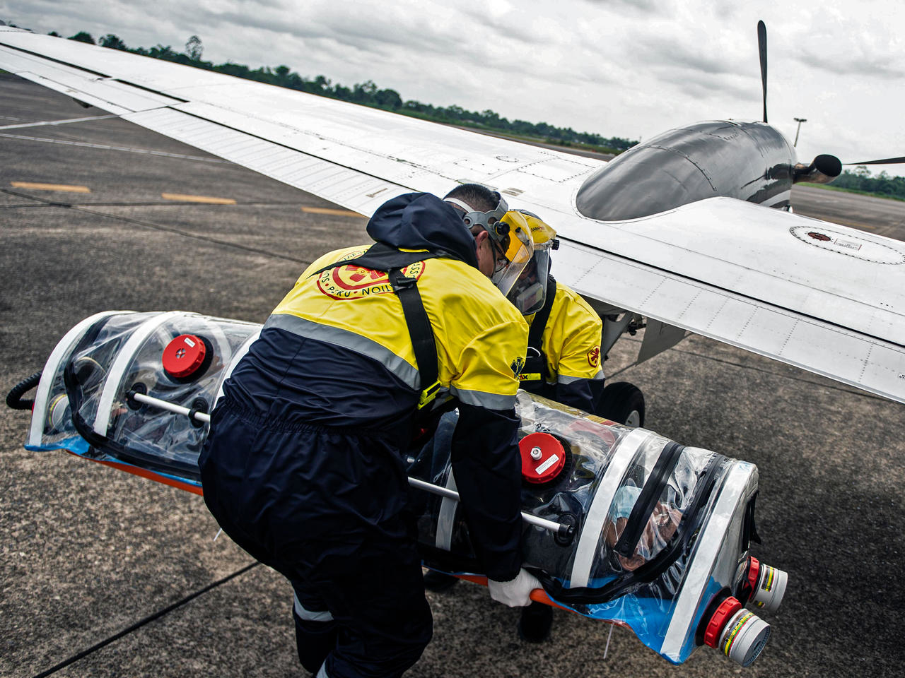 En Perú, trasladan con aeroambulancias a pacientes graves de coronavirus