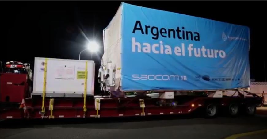 Trasladan al satélite Saocom en avión a la sede de su próximo viaje 