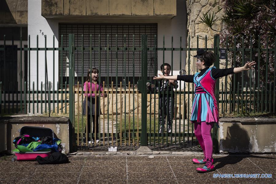 El circo llega a la puerta de tu casa; una iniciativa de artistas en Argentina 