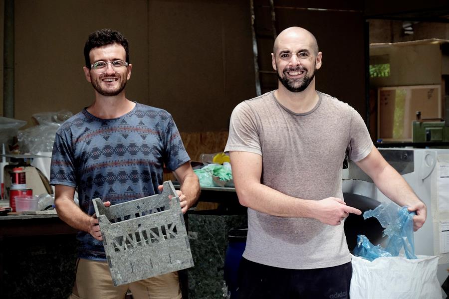 Un argentino y un español dan nueva vida a los desechos plásticos