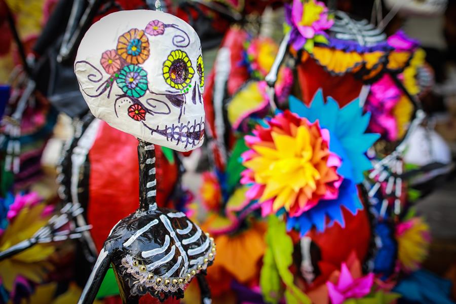 Catrinas y piñatas se fusionan para mantener la tradición pese a la pandemia