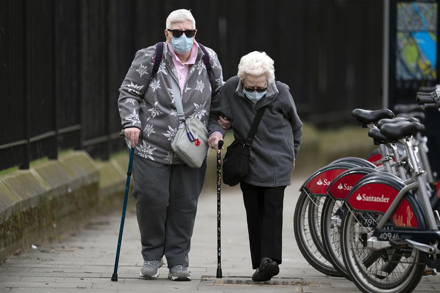 La vacuna de Oxford contra la COVID-19 genera respuesta inmune en ancianos