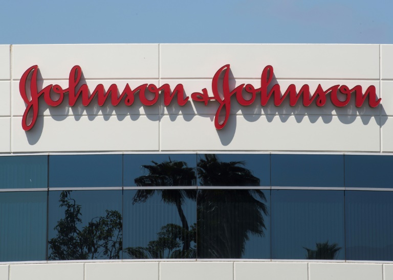 Johnson & Johnson detiene ensayos de su vacuna anti COVID-19 por un participante enfermo