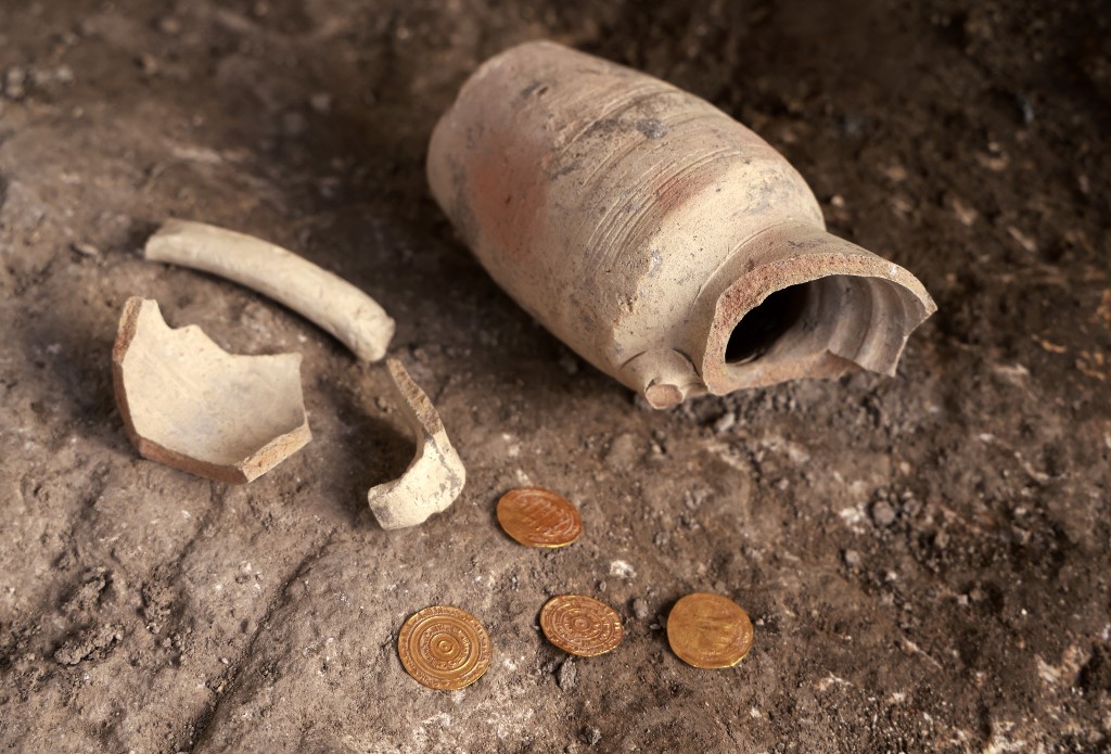 Hallan monedas de oro antiguas en la Ciudad Vieja de Jerusalén