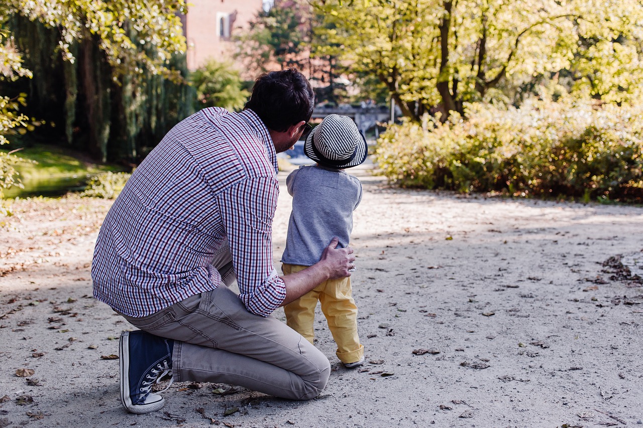 Francia avanza en equidad de género aumentando licencia por paternidad