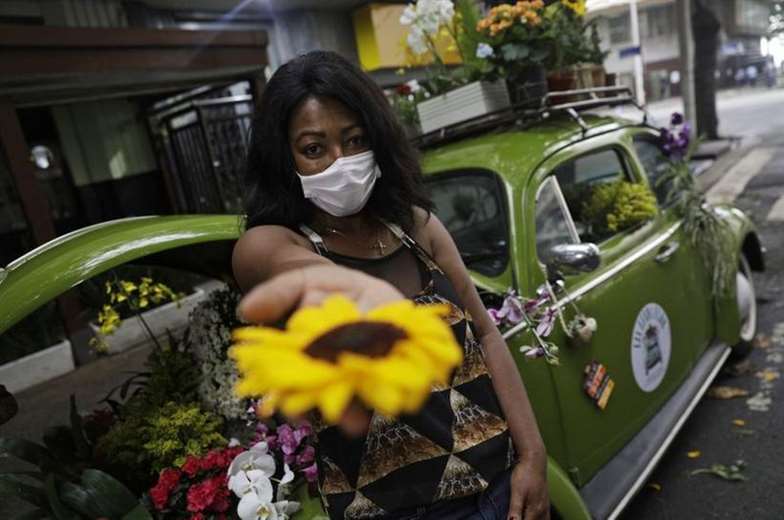 Ante la pandemia, brasileña se reinventa como florista en las calles de Copacabana 