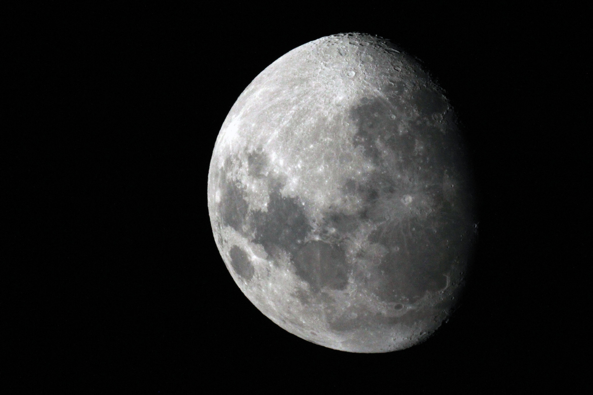 La NASA confirma presencia de agua en la superficie de la Luna