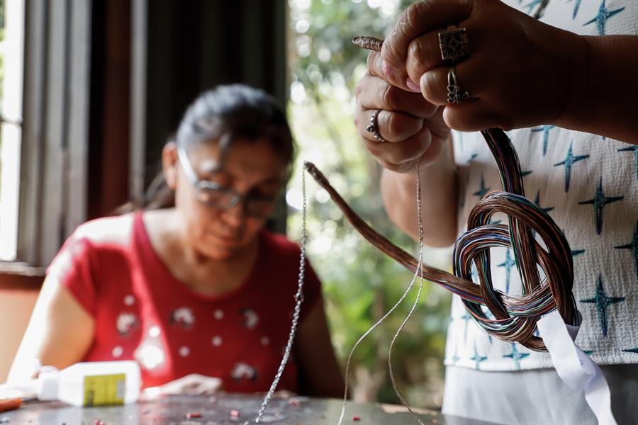 Paraguayas dan segunda vida al cobre con su primera colección de joyas