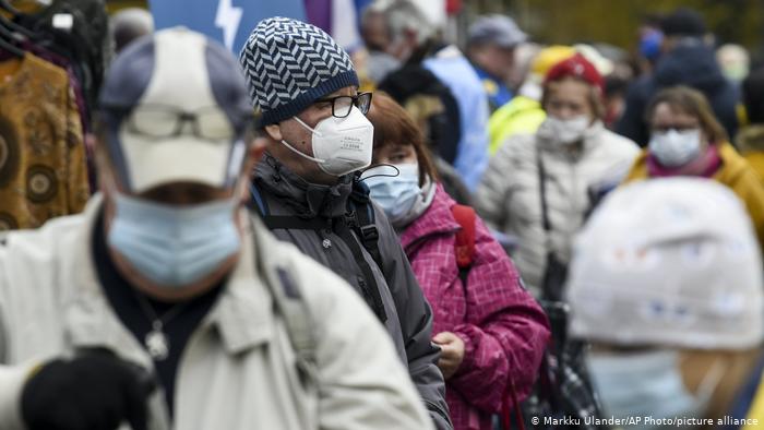 Estudio: mascarillas ofrecen protección limitada contra coronavirus