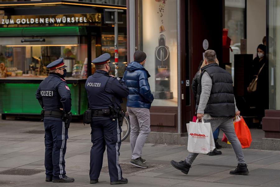 Descenso de casos en una Europa marcada por restricciones contra la COVID-19