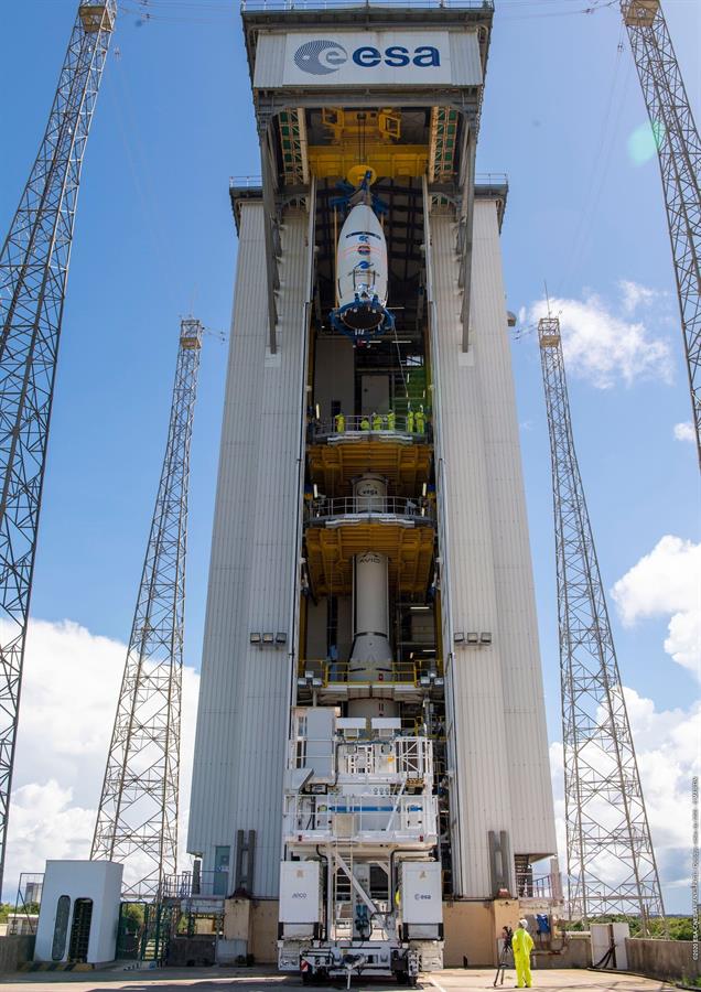 El satélite español Ingenio, en la torre de lanzamiento