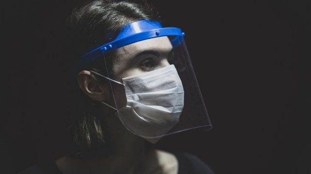 Por falta de insumos de protección, voluntarios imprimen y donan mascarillas