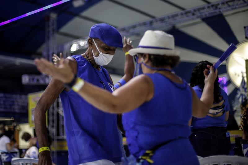 Sin carnaval a la vista; escuela de samba reanuda actividades en Río de Janeiro