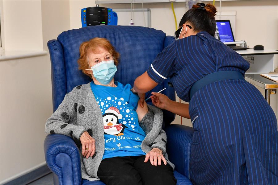 Una mujer de 90 años, la primera del mundo en recibir la vacuna de Pfizer