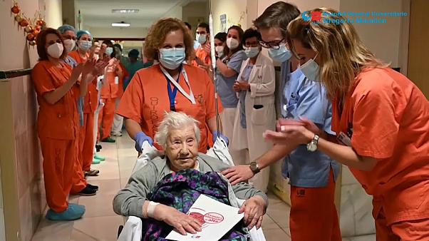 Pasillo de honor para Elena la española de 104 años que derrotó a la COVID-19