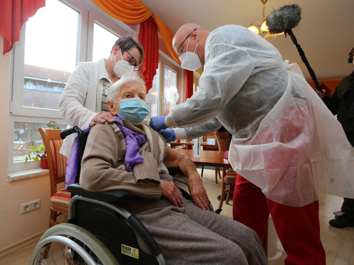 Mujer de 101 años, residente en un asilo, vacunada por adelantado en Alemania