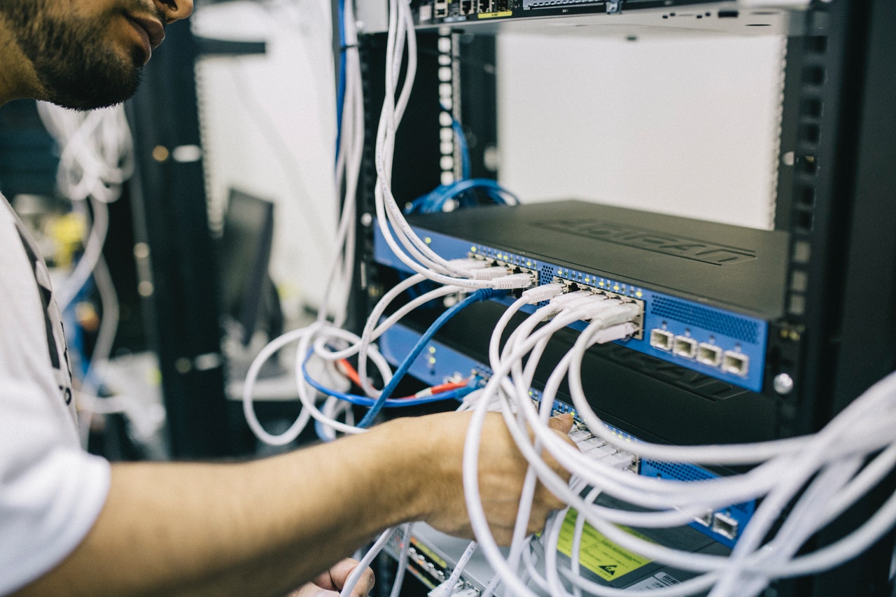 Ingeniero colombiano crea la primera computadora hecha a partir de basura