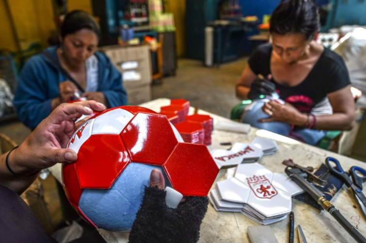 El oficio de fabricar balones artesanales sobrevive en Monguí, Colombia