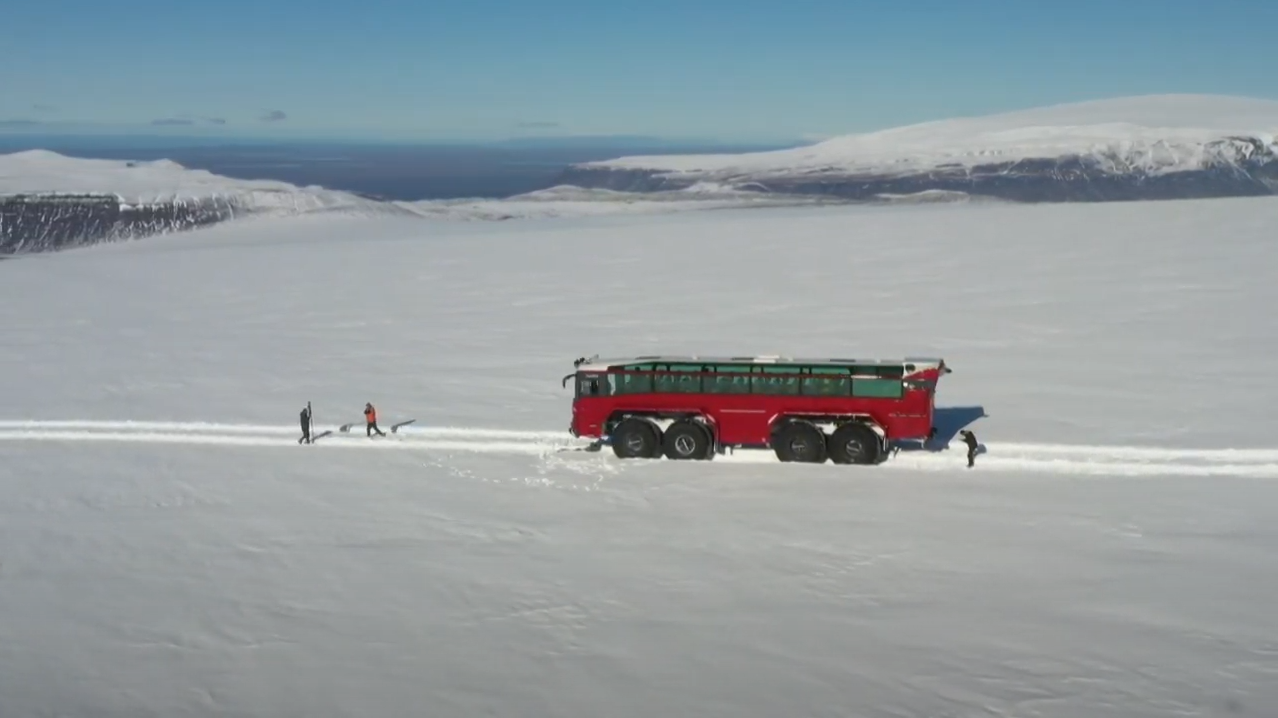 Un autobús te lleva a conocer el glaciar Langjökull antes de que desaparezca