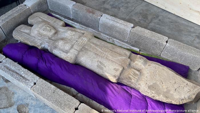 Descubren en México una escultura femenina prehispánica de dos metros de alto