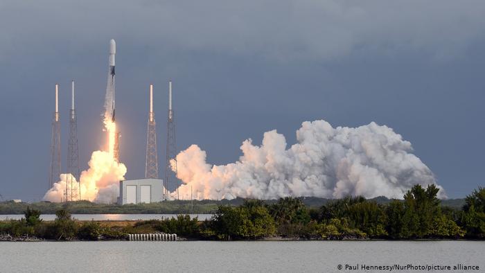 Cohete de SpaceX despliega una carga récord de satélites