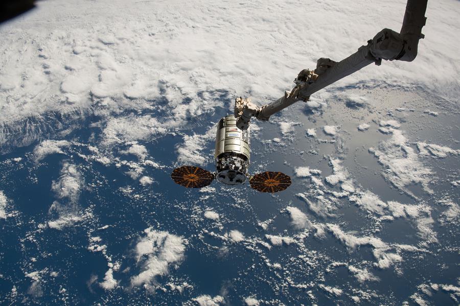 La nave de carga Cygnus abandona la EEI para una misión orbital